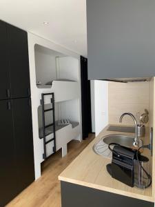 eine Küche mit einer Spüle und einem Wasserhahn in der Unterkunft Appartement vue mer in La Baule