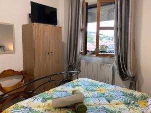 sypialnia z łóżkiem i oknem w obiekcie La Casa al Bacio w mieście Perugia