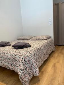 Bett mit Daunendecke in einem Schlafzimmer in der Unterkunft Appartement vue mer in La Baule