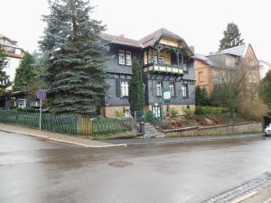 ein großes Haus an der Seite einer Straße in der Unterkunft Villa Bomberg in Eisenach