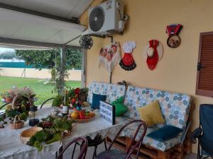 sala de estar con mesa, sofá y fruta en Casa flor da laranjeira, en Ponte de Lima