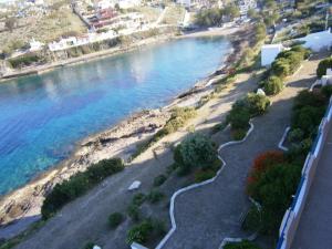 z powietrza widok na plażę nad wodą w obiekcie Daskalio Beach Hotel w mieście Keratea