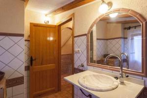 A bathroom at Villa Loaisa Még 37 kép