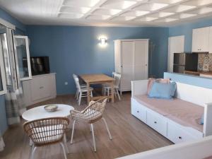 A seating area at Porto Gavrio Loft