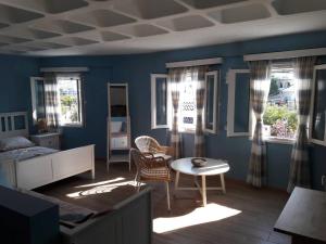 A seating area at Porto Gavrio Loft