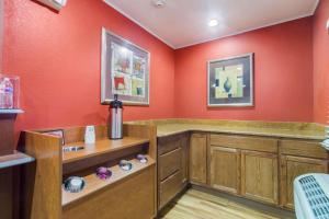 HomeTowne Studios & Suites by Red Roof Bentonville