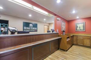 HomeTowne Studios & Suites by Red Roof Bentonville في بنتونفيل: لوبى لفندق مع هونولونيوريناوريانوريشن
