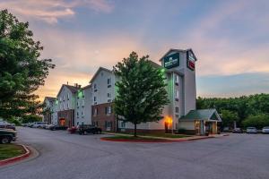 Photo de la galerie de l'établissement HomeTowne Studios & Suites by Red Roof Bentonville, à Bentonville