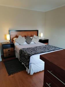 Ένα ή περισσότερα κρεβάτια σε δωμάτιο στο M-Montt Providencia Apartamentos Amoblados