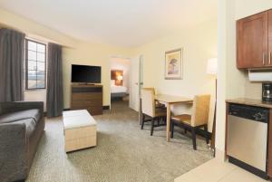 un soggiorno con divano e tavolo di Staybridge Suites Reno Nevada, an IHG Hotel a Reno