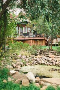 Gallery image of The Enchanted River Cottage - River - Luxurious Cottage - Jacuzzi in Drumheller