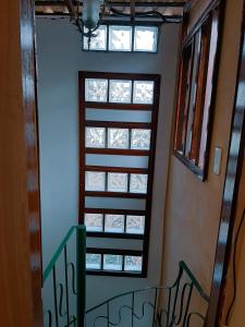 a stairway with four windows in a building at Suites Oliveira in Arraial do Cabo