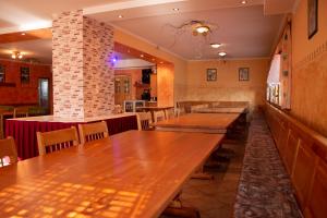una sala da pranzo con tavoli e sedie in legno di Turistična kmetija Sirk a Zgornja Velka
