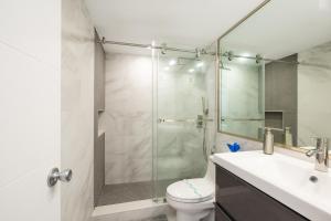 een badkamer met een douche, een toilet en een wastafel bij The Tides Ocean Luxury Suites in Hollywood