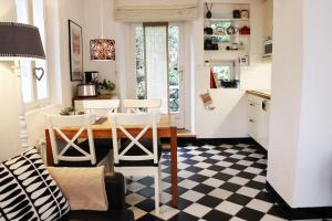 eine Küche und ein Esszimmer mit einem Tisch und Stühlen in der Unterkunft Haus Schlafgemach in Flensburg