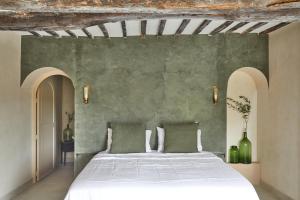 Giường trong phòng chung tại Luxury townhouse in the heart of medieval St Paul de Vence