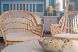 dos sillas y un tazón sobre una mesa en Porto Gavrio Loft, en Gavrion