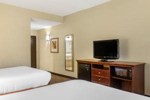 a hotel room with a bed and a television at Country Inn & Suites Atlanta Downtown in Atlanta