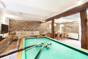 a pool table in a living room with agaming at Le Moulin d'en Bas in Saint-Hubert