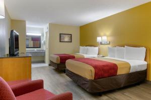 เตียงในห้องที่ Econo Lodge Jacksonville