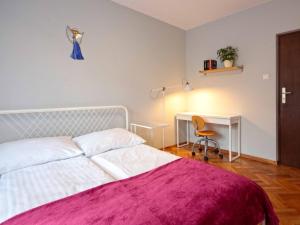 a bedroom with a bed and a desk and a chair at Apartament Łukaszówki in Zakopane