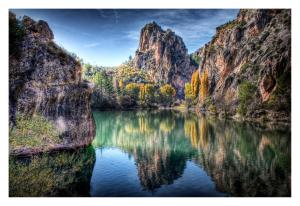 - une vue sur une rivière située entre deux montagnes rocheuses dans l'établissement Cabaña 2 Ventorrillo, à Riópar