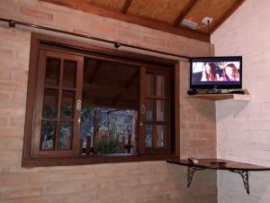TV a/nebo společenská místnost v ubytování Chalés do Alcantilado