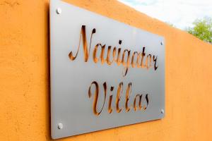 um sinal numa parede com as palavras aldeias de aniversário em Navigator Villas - Houses em Acharavi