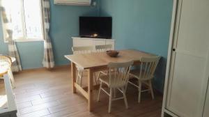 A television and/or entertainment centre at Porto Gavrio Loft