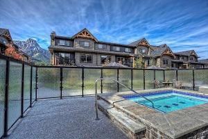 una grande casa con una piscina di fronte di Copperstone Resort a Dead Man's Flats