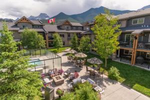 vista aerea sul cortile di un hotel di Copperstone Resort a Dead Man's Flats