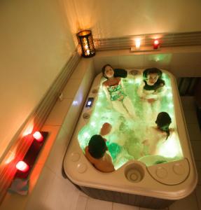 Un groupe de personnes dans un jacuzzi dans l'établissement Wellness Pension Fulda Černý Důl, à Černý Důl