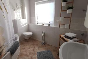 Koupelna v ubytování Ferienwohnung an den Grundwiesen + 50 fotografií