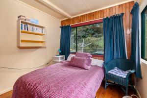 Letto o letti in una camera di Pohutukawa Cottage - Matakana Holiday Home