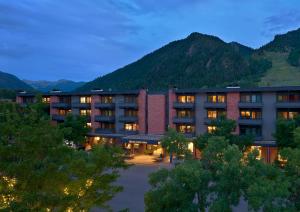 un hotel con montañas en el fondo en Aspen Square Condominium Hotel en Aspen