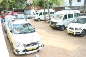 um grupo de carros estacionados num parque de estacionamento em Hotel Chitra Park em Tiruchendur