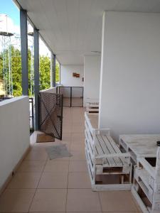 una habitación con mesas y bancos en un edificio en Family place en Luján