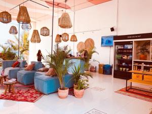 Khu vực lounge/bar tại Selina Mancora