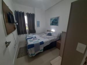 Ένα ή περισσότερα κρεβάτια σε δωμάτιο στο Lindo apartamento 3 dorm a 100m da praia de Perequê