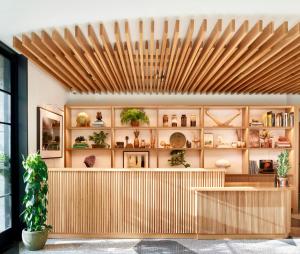 ein Restaurant mit Holzdecke und Regalen mit Pflanzen in der Unterkunft Hotel Magdalena in Austin