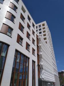 dois edifícios altos um ao lado do outro em The 0507 A Luxury Flat in Antwerp em Antuérpia