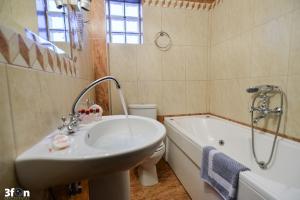 Ett badrum på Guesthouse Kastro
