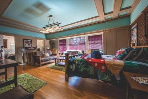 a large living room with a bed and a living room at Greenway Manor in Bisbee