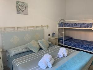 una camera con un letto e due letti a castello di La Casa azzurra a La Maddalena