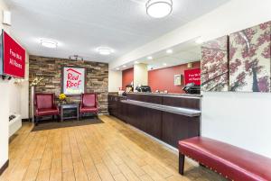 a bar at a fast food restaurant with red chairs at Red Roof Inn PLUS+ Nashville North Goodlettsville in Goodlettsville