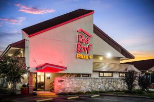 un restaurante con una roca roja y un cartel en él en Red Roof Inn PLUS+ Nashville North Goodlettsville en Goodlettsville