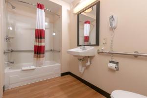 Ванная комната в Red Roof Inn Washington, PA