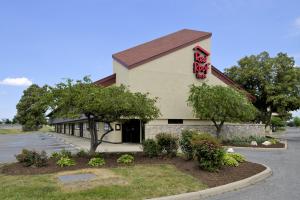 un restaurante con un cartel en el lateral de un edificio en Red Roof Inn Toledo - Maumee, en Maumee