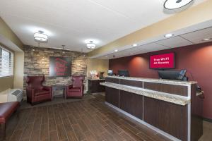 a waiting room with a bar with chairs and a sign at Red Roof Inn Toledo - Maumee in Maumee