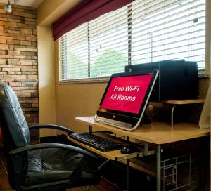 TV a/nebo společenská místnost v ubytování Red Roof Inn Edison